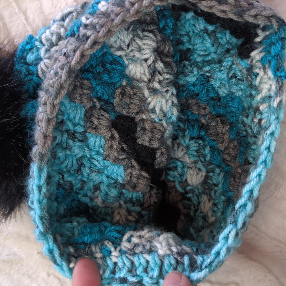 Women's Faux Fur Pom Beanie - Picture 4 of 6